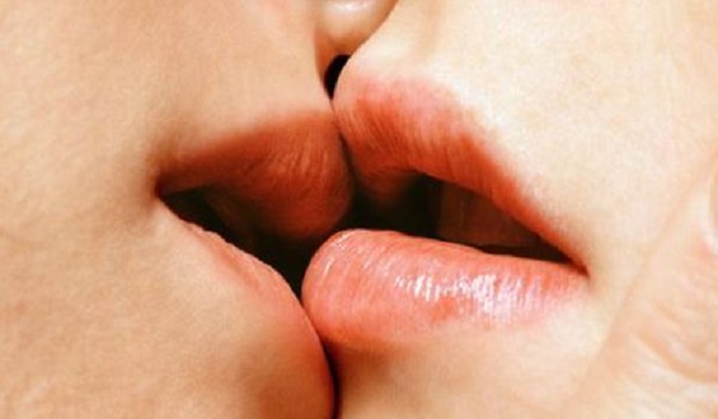 2 personnes qui s'embrassent