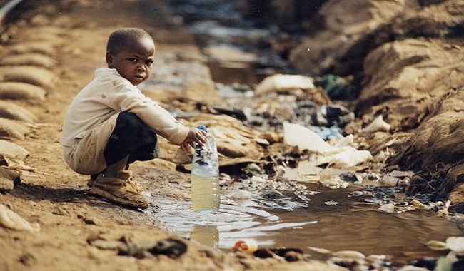 Enfant qui boit de l'eau contaminée
