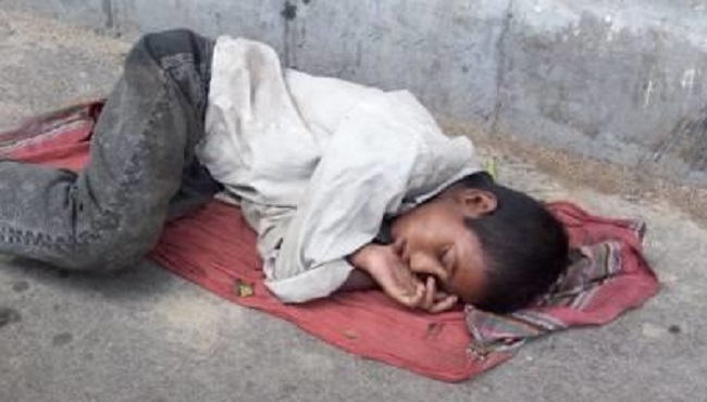 Enfant qui dort dans la rue