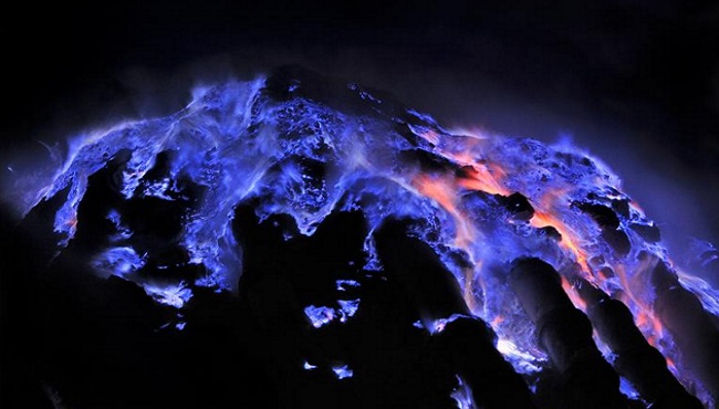 Flamme bleue du volcan Indonésien