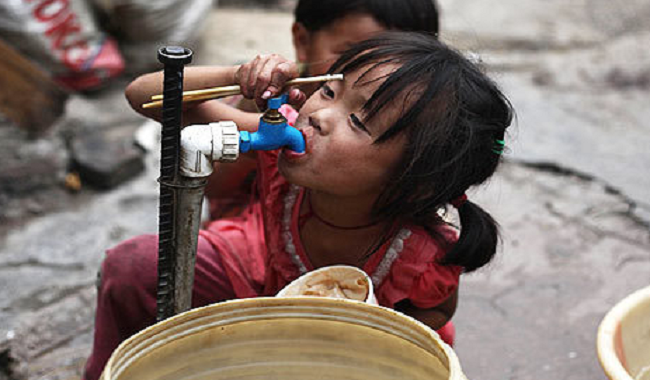 Chinois qui boit de l'eau contaminée