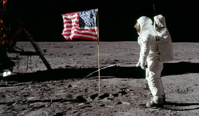 Aldrin Buzz fait pipi sur la Lune