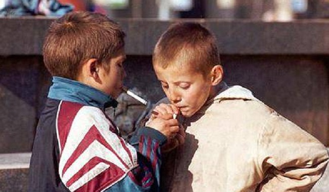 Des enfants qui fument