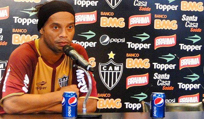 Ronaldinho en conférence de presse avec un Pepsi