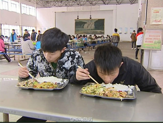 Etudiant mange avec handicapé